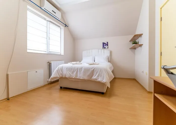 Spacious In The Center Apartment *